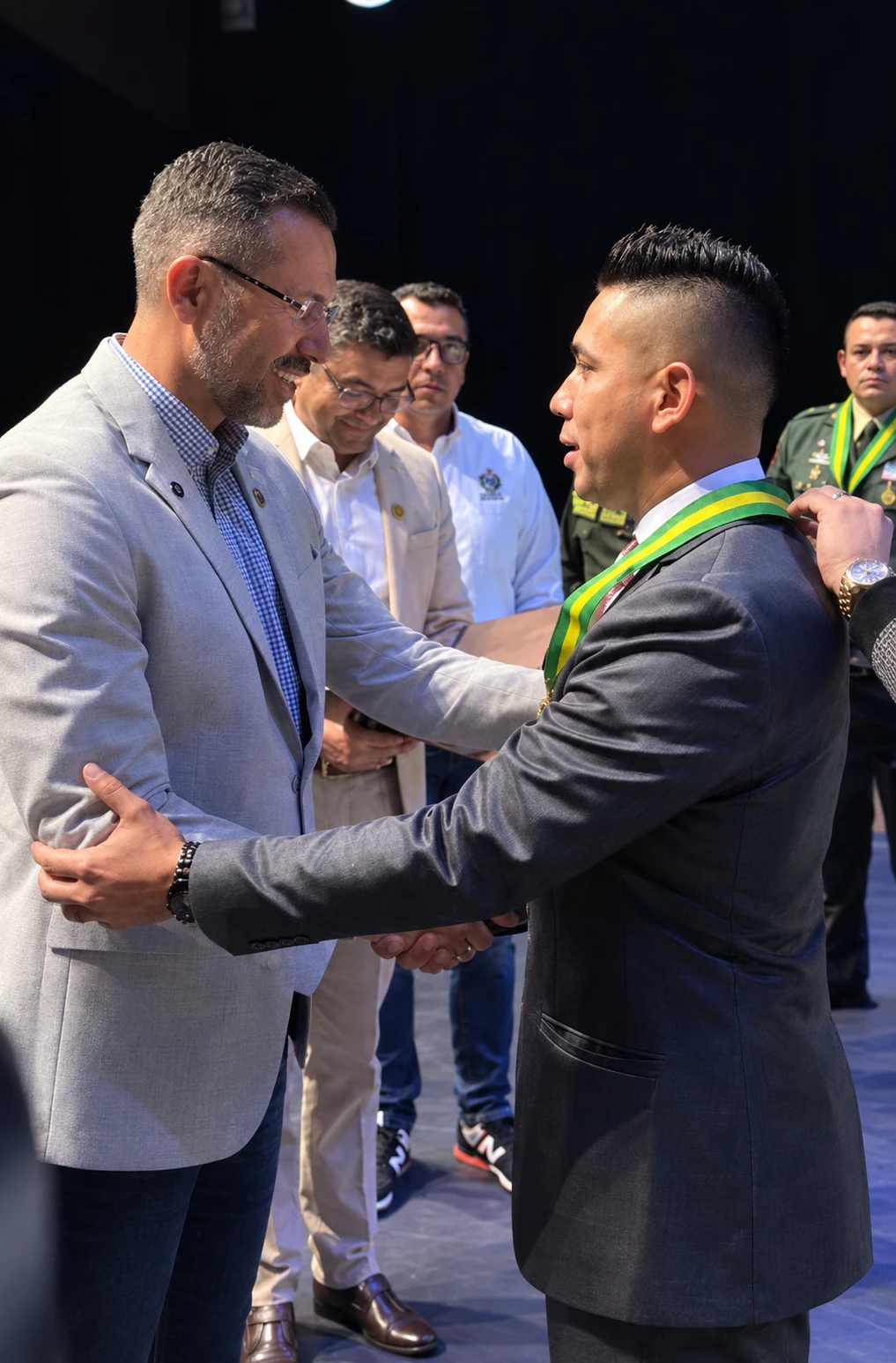 Fabián Pradilla Díaz recibe la condecoración en la ceremonia de la Alcaldía de Bucaramanga